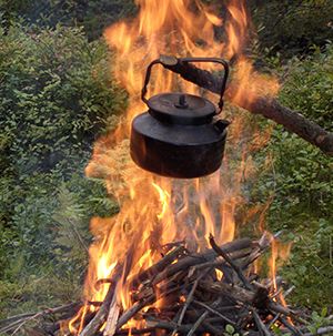 Kaffekos ved bålet. Foto: Tore Holaker.